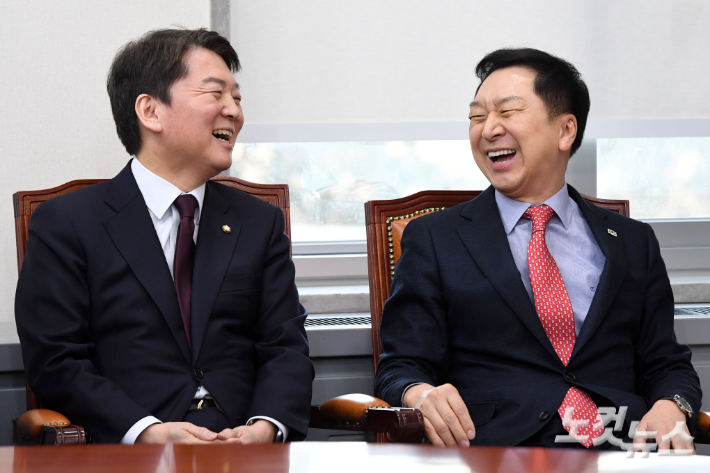 국민의힘 안철수, 김기현 당대표 후보가 10일 오후 국회에서 열린 '더 나은 미래 서약식' 에 참석해 활짝 웃고 있다. 황진환 기자