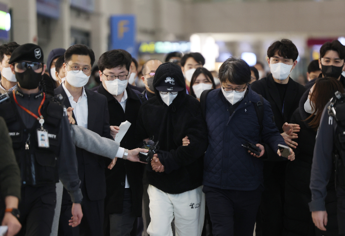 김성태 전 쌍방울그룹 회장의 '금고지기'로 불린 전 재경총괄본부장 김모씨가 11일 국내로 압송됐다. 연합뉴스