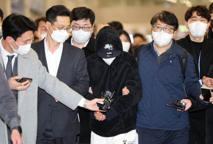 김성태 전 쌍방울 회장의 '금고지기'로 알려진 쌍방울 전 재경총괄본부장 김모씨가 11일 오전 인천공항을 통해 입국하고 있다. 연합뉴스