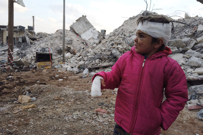 강진 피해가 큰 시리아 알레포에서 구조된 시리아 어린이. 연합뉴스