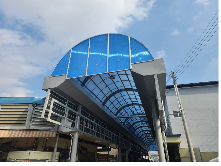  낡은 비가림시설을 철거하고 새로 설치한 안강시장 모습. 경주시 제공