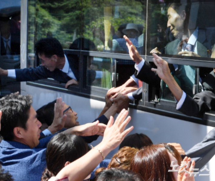 지난 2018년 8월 상봉행사를 마친 북측 이산가족이 금강산 호텔에서 북측으로 향하는 버스에 탑승한 후 눈물을 훔치며 작별 인사를 하는 모습. 사진공동취재단