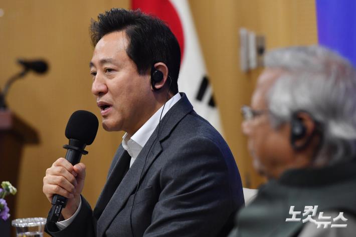 노벨평화상 수상자 무함마드 유누스와 대담하는 오세훈 시장
