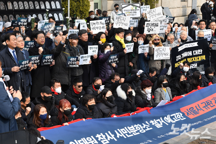 유가족들과 시민단체는 참사 100일 하루전이었던 지난 4일 서울광장에 시민분향소를 기습 설치했다. 이에 시는 15일 오후 1시 이후 서울광장 분향소를 철거(행정대집행)할 수 있다고 예고했다. 류영주 기자