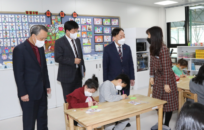 돌봄교실 현장 점검을 위해 대전 호수초등학교를 방문한 설동호 대전교육감(사진 오른쪽 두번째). 대전시교육청 제공