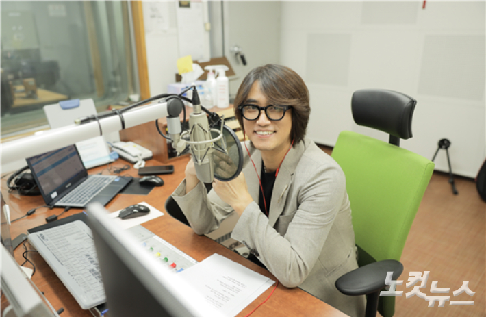 CBS 음악FM '박승화의 가요속으로'의 DJ 박승화. 