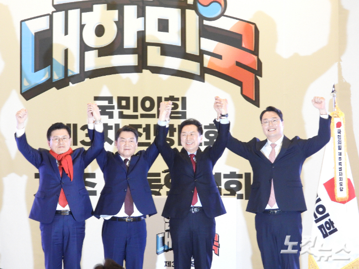 3.8 국민의힘 전당대회를 앞두고 첫 합동연설회가 13일 제주에서 열렸다. 왼쪽부터 황교안.안철수.김기현.천하람 당대표 후보. 이인 기자