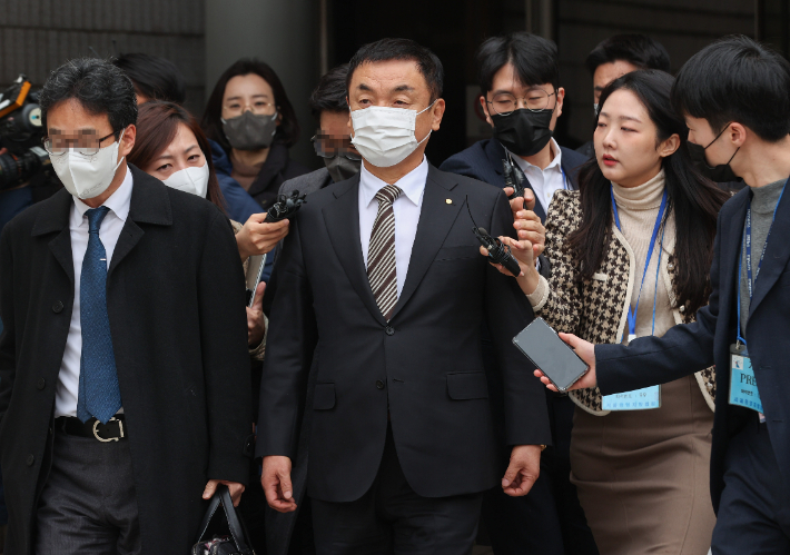 도이치모터스 주가를 조작한 혐의로 기소된 권오수 전 도이치모터스 회장이 10일 오전 서초구 서울중앙지법에서 열린 1심 선고 공판에서 징역형의 집행유예를 선고받고 밖으로 나서고 있다. 연합뉴스