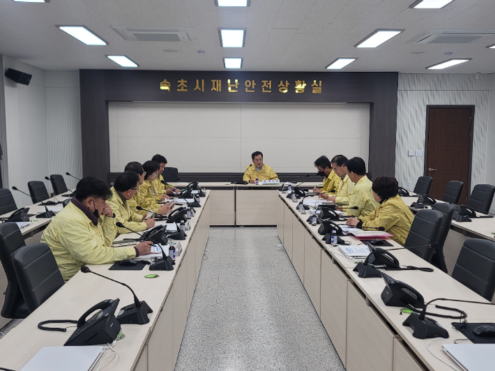 13일 오후 강원 속초 평지에 대설주의보가 발효되면서 속초시가 대설 비상대응 체제에 돌입했다. 속초시 제공 