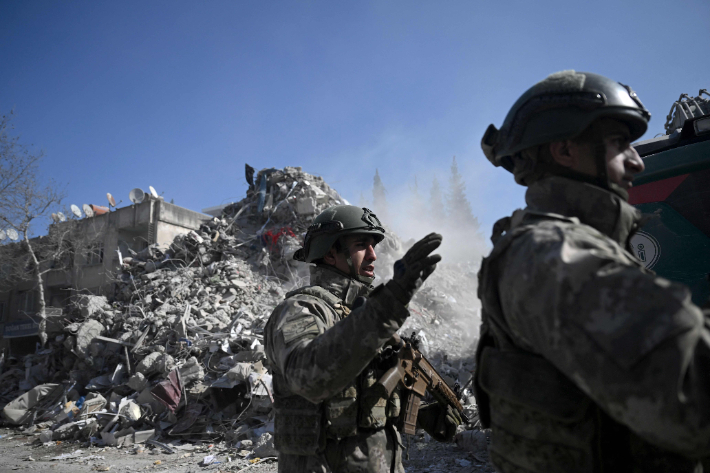 13일(현지시간) 구조대가 생존자 수색을 계속하는 가운데 튀르키예 무장군인들이 순찰하고 있다. 연합뉴스