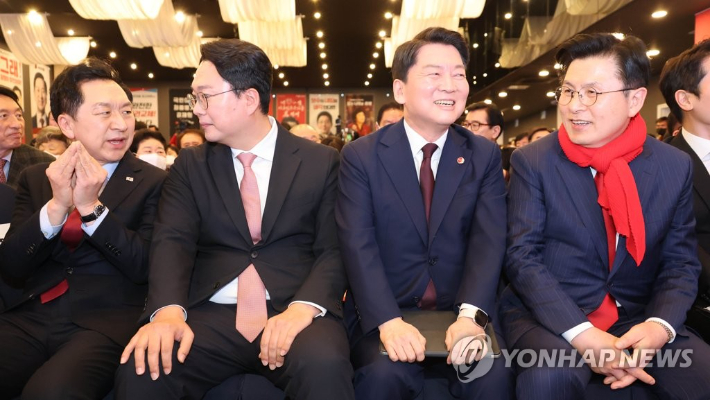 People's Power Kim Ki-hyun, Cheon Ha-ram, Ahn Cheol-soo, and Hwang Gyo-ahn, the party's representative candidates, held at the Pacific Hotel in Jeju-si, Jeju-do on the 13th, 'Cheer up!  Republic of Korea - Participating in the 3rd National Party Congress Jeju Joint Speech' and having a conversation while sitting down.  yunhap news