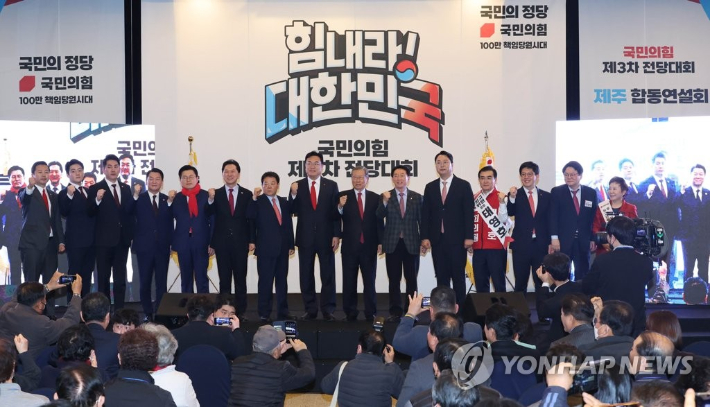 People's Power Emergency Response Committee Chairman Jeong Jin-seok, Cheon Ha-ram, Kim Ki-hyeon, Ahn Cheol-soo, and Hwang Gyo-an, the party's representative candidates and top committee candidates, held a 'Cheer Up!  Republic of Korea - They are taking a commemorative photo following the 3rd Party Congress Jeju Joint Speech'.  yunhap news