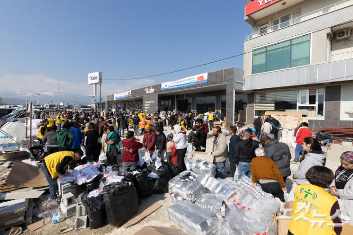 한국기독교연합봉사단은 지진 발생 직후 단장 조현삼 목사와 긴급구호팀을 파견해 지진 피해지역인 안타키아 지역에서 구호활동을 펼치고 있다. 사진 한국기독교연합봉사단.