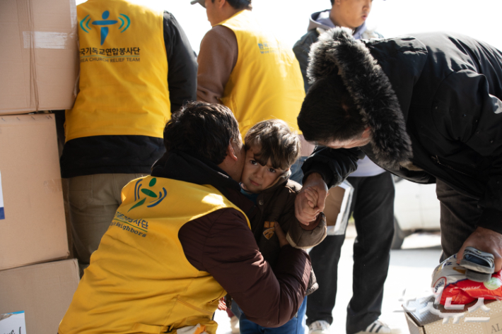 한국기독교연합봉사단은 현지 선교사와 사역자들과 협력해 구호활동을 펼치고 있다. 두 팀으로 나누어 한 팀은 현지에서 필요 물자를 조달하고, 다른 한 팀은 이재민 구호에 나서고 있다. 사진 한국기독교연합봉사단.