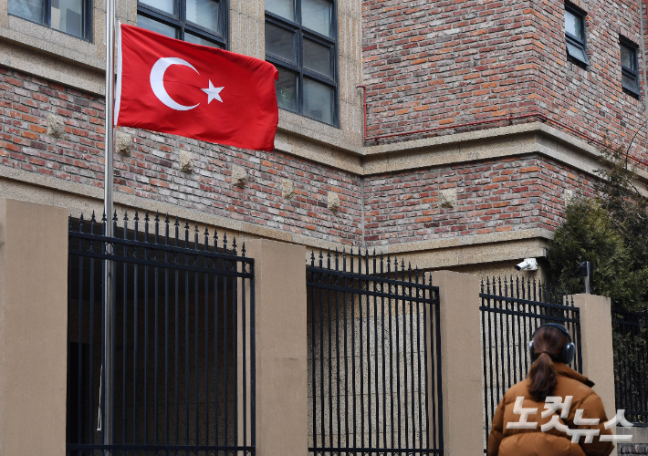지난 10일 서울 중구 주한 튀르키예 대사관에 조기가 걸려있다. 류영주 기자
