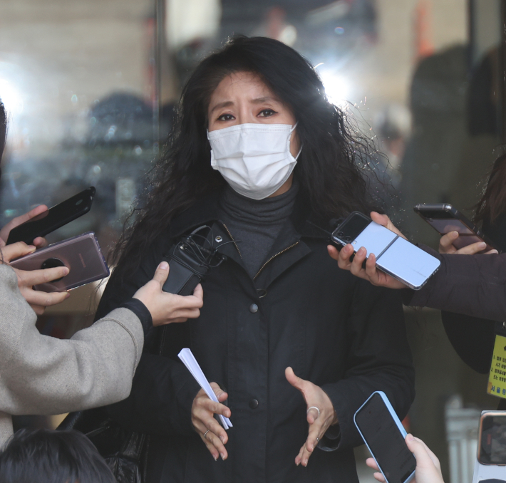 구조 동물 안락사 혐의로 재판받은 동물권 단체 '케어' 박소연 전 대표가 14일 서울중앙지법에서 1심 선고 후 기자들의 질문에 답하고 있다. 연합뉴스