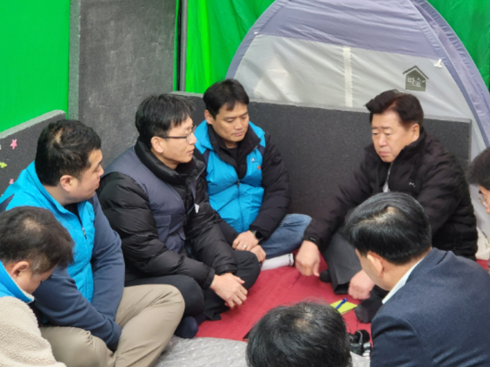 오영훈 제주지사와 북부환경관리센터 노동자들이 14일 제주도청 앞 천막농성장에서 만났다. 이인 기자