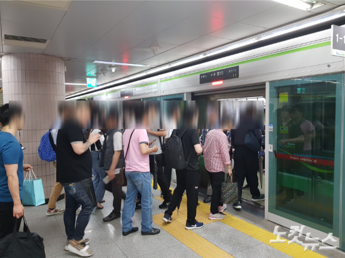 부산시민들이 수영역에서 부산 도시철도 2호선을 이용하고 있다. 박진홍 기자