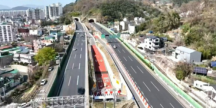 1차로 진출이라는 특이한 구조 탓에 안전성 문제가 불거지며 수개월 개통이 지연되고 있는 광주 제2순환도로 지산IC 모습. 광주광역시 제공