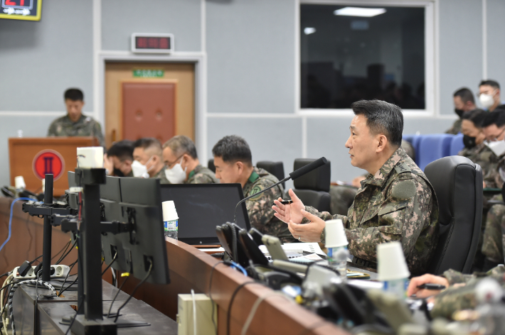 김승겸 합참의장이 2군단 사령부 지휘통제실에서 적과 싸워 승리하기 위한 대비계획과 행동방안에 대한 토의를 진행하고 있다. 합동참모본부 제공