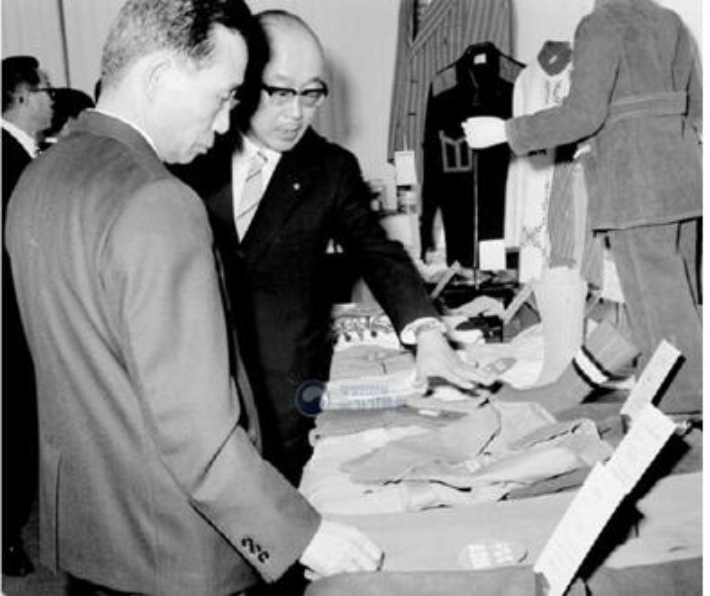 1972년 박정희 전 대통령이 의류 수출품을 관람하고 있다. 국가기록원 제공