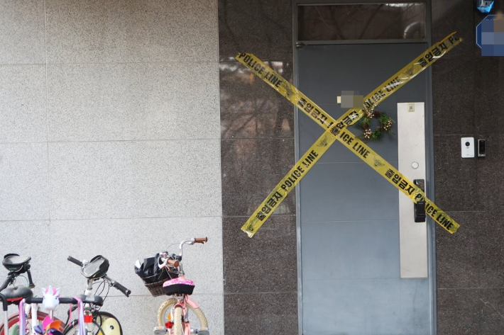 지난 8일 오전 온몸에 멍든 채 숨진 초등학생 A(12)군이 살던 인천시 남동구 한 아파트 현관 앞에 자전거들이 놓여 있다. 사진 연합뉴스