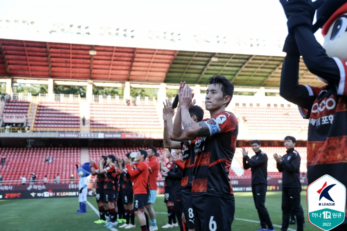 포항 스틸러스 시절 신진호(6번). 한국프로축구연맹