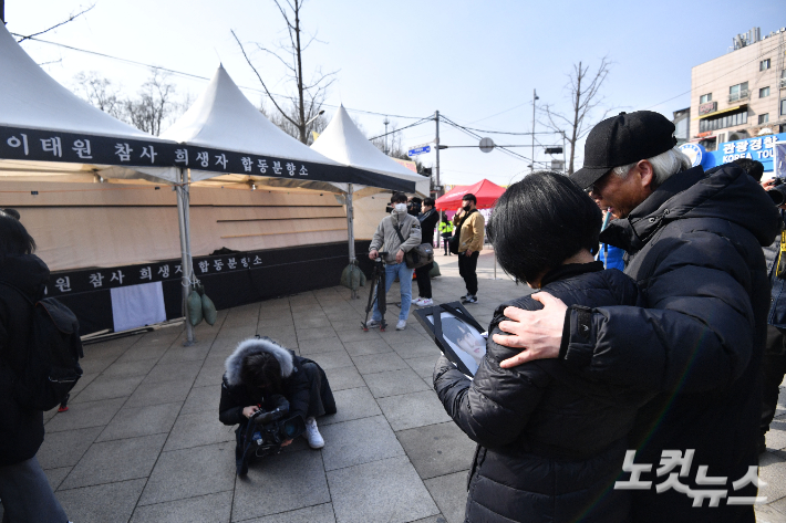 14일 서울 용산구 녹사평역 인근에 철거 작업이 진행 중인 이태원 참사 희생자 합동분향소에서 유가족들이 고인의 영정을 끌어안고 슬퍼하고 있다. 참사 유가족 측은 이날 녹사평역 분향소를 서울광장 분향소로 이전해 통합 운영한다고 밝혔다. 류영주 기자