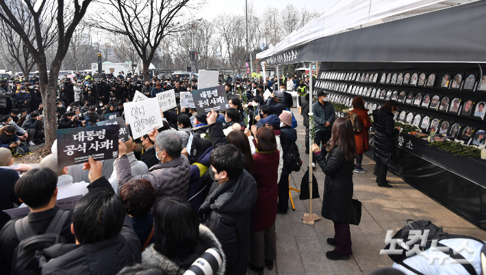 서울시청 앞에 마련된 이태원 참사 희생자 시민분향소. 류영주 기자
