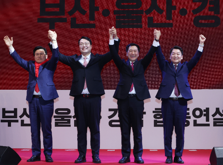 국민의힘 황교안·천하람·김기현·안철수 당대표 후보(왼쪽부터)가 14일 오후 부산 동구 부산항국제전시컨벤션센터 열린 제3차 전당대회 부산·울산·경남 합동연설회에서 손을 맞잡고 인사하고 있다. 연합뉴스