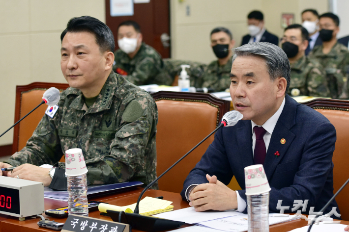 이종섭 국방부 장관이 지난달 26일 서울 여의도 국회에서 열린 국방위원회 전체회의 북한 무인기 침범에 대한 현안질의에 출석해 의원 질의에 답변을 하고 있다. 윤창원 기자