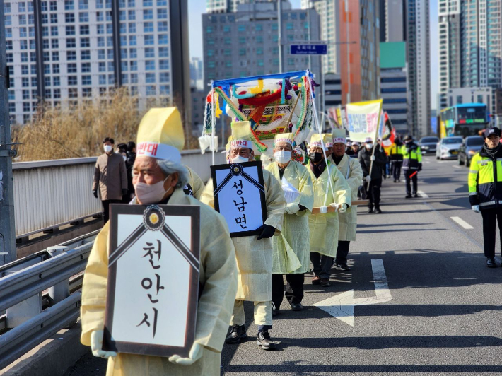 천안시 성남면 주민들이 국회의사당으로 향하고 있다. 지정폐기물반대대책위 제공