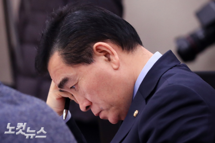 국회 외교통일위원회 여당간사인 태영호 의원이 15일 오전 국회 외통위 전체회의에 참석해 회의자료를 살펴보고 있다. 황진환 기자