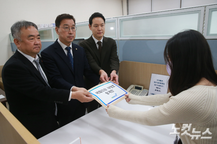 더불어민주당 위성곤 수석부대표(가운데) 송재호, 김한규 의원이 15일 오전 국회 의안과에서 태영호 의원에 대한 윤리위 징계안 제출을 하고 있다. 탈북자 출신으로 이번 최고위원 선거에 나선 태영호 의원은 첫 지역 합동연설회가 열렸던 제주에서"4·3 사건은 김일성 일가에 의해 자행된 만행"이라는 주장을 내놓으면서 논란을 빚고 있다. 황진환 기자