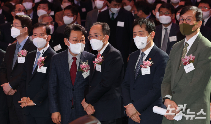 지난달 3일 서울 중구 롯데호텔에서 열린 2023년 범금융 신년인사회에서 추경호 부총리 겸 기획재정부 장관이 김광수 은행연합회장과 대화하고 있다. 류영주 기자