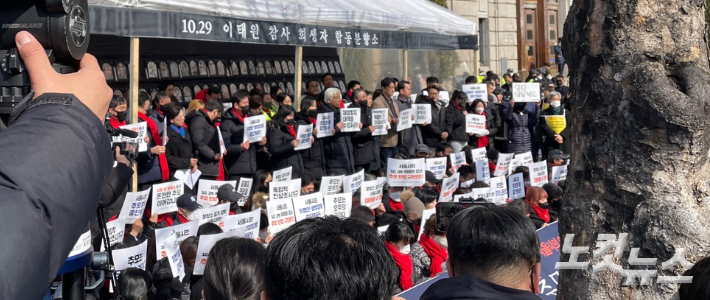 이태원 참사 유가족협의회가 15일 오후 1시 기자회견을 열고 서울광장 분향소를 지키겠다는 입장을 밝히고 있다. 장규석 기자 