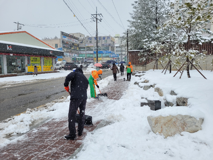 15일 동해지역에 많은 눈이 내리면서 제설작업을 하고 있는 공무원들. 동해시 제공