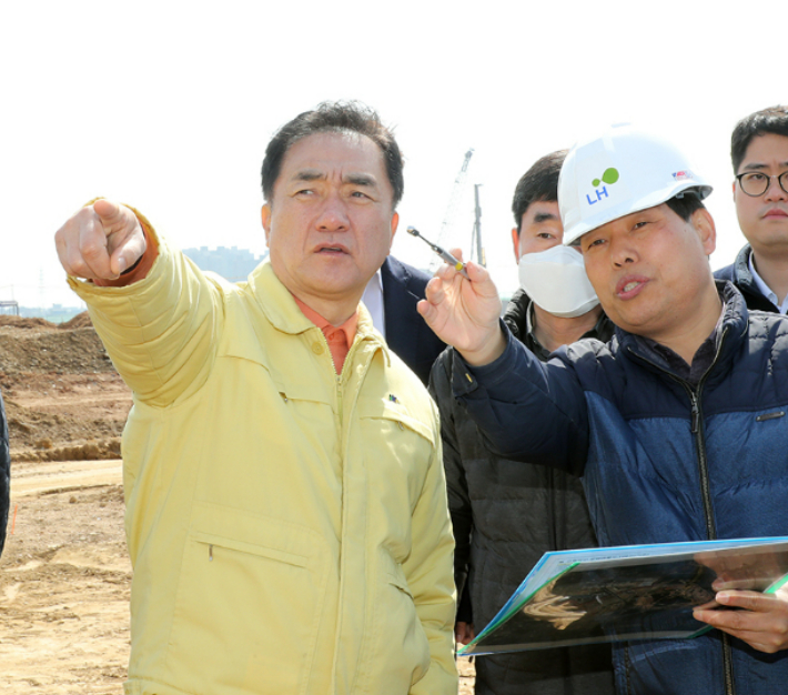 정장선(왼쪽) 경기 평택시장이 고덕국제화지구 함박산 근린공원조성 현장을 점검하고 있는 모습. 평택시청 제공