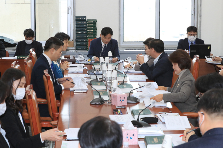 15일 국회 환경노동위원회 소회의실에서 열린 환노위 고용노동법안 심사소위원회 회의가 열리고 있다. 이날 회의에서는 노조법 2·3조를 개정하는 노동조합 및 노동관계조정법 일부개정법률안 등을 심사했다. 연합뉴스