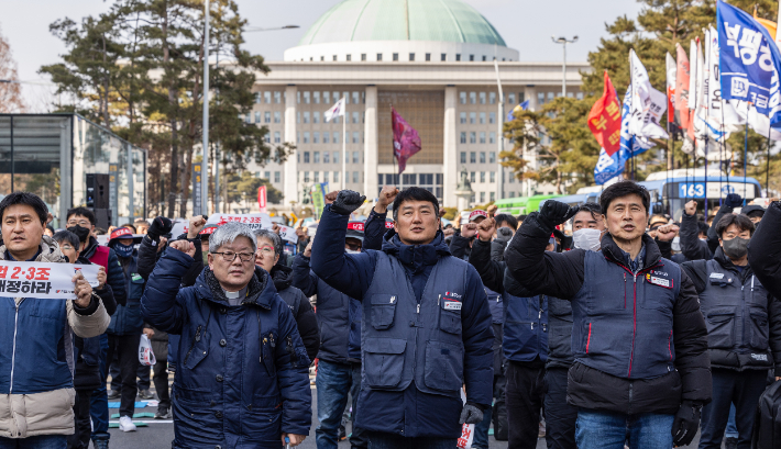 양경수 민주노총 위원장(앞줄 왼쪽 세 번째)을 비롯한 민노총 조합원들이 15일 오후 서울 여의도 국회 앞에서 '노조법 2ㆍ3조' 개정 결의대회에서 국회 환경노동위원회의 노조법 개정을 촉구하며 구호를 외치고 있다. 연합뉴스