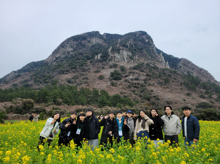 최근 제주도로 수련회를 다녀 온 경기중앙교회 중고등부학생들이 노란 유채밭에서 사진을 찍고 있는 모습. 