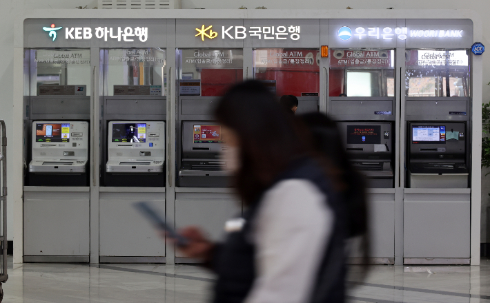 사기업일까 공공재일까? '반민반관(半民半官)' 은행 논란