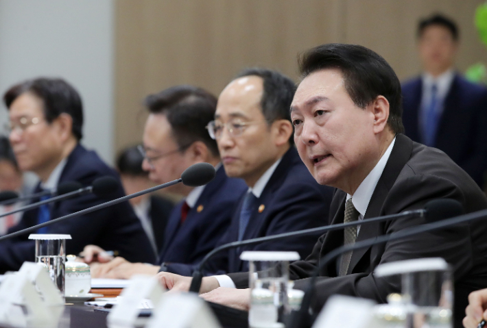 윤석열 대통령이 15일 오전 서울 용산 대통령실 청사에서 열린  제13차 비상경제민생회의에서 발언하고 있다. 연합뉴스