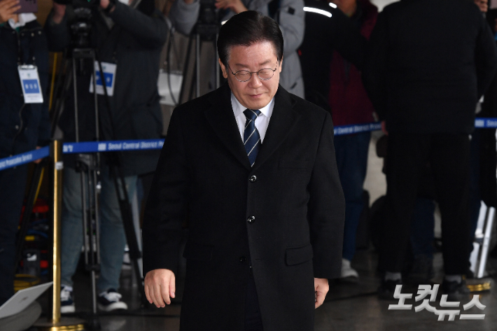 이재명 더불어민주당 대표가 지난 10일 오전 서울 서초구 서울중앙지검에 대장동·위례신도시 개발비리 연루 혐의 관련 2차 조사를 위해 출석을 하고 있다. 류영주 기자
