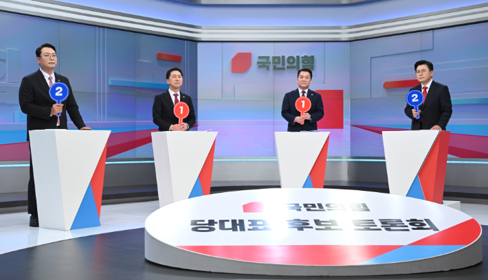 15일 서울 중구 TV조선 스튜디오에서 열린 국민의힘 당대표 후보 첫번째 TV토론에 앞서 천하람· 김기현·안철수·황교안 후보(왼쪽부터)가 리허설하고 있다. 연합뉴스
