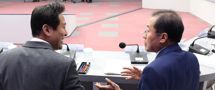 대화하는 오세훈 서울시장과 홍준표 대구시장. 연합뉴스