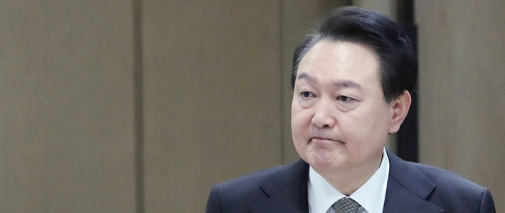 윤석열 대통령이 15일 오전 서울 용산 대통령실 청사에서 열린  제13차 비상경제민생회의에 입장하고 있다. 연합뉴스