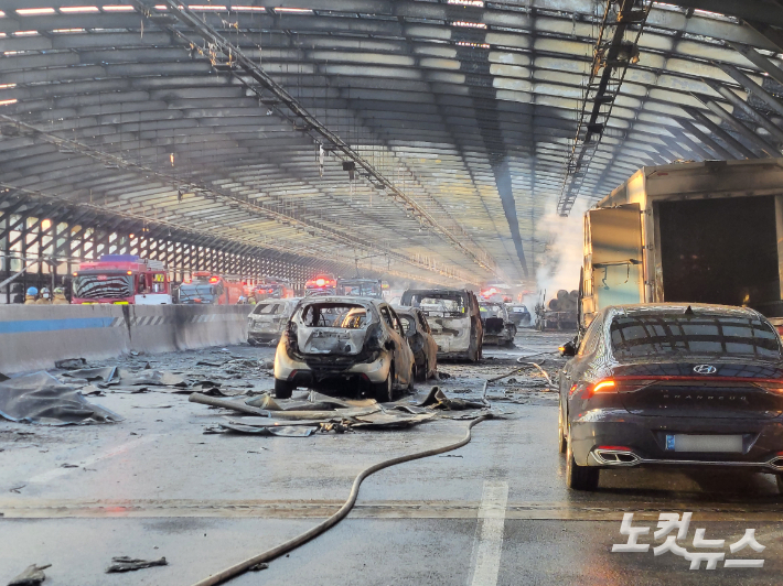 지난해 12월 29일 경기도 과천시 제2경인고속도로 북의왕IC 부근 방음터널 구간에서 화재가 발생해 전소된 차량들의 모습. 박창주 기자