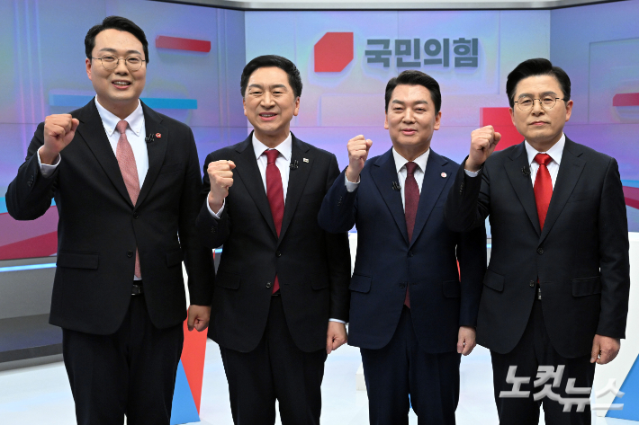 국민의힘 당대표 후보인 천하람(왼쪽부터), 김기현, 안철수, 황교안 후보가 15일 오후 서울 중구 TV조선 스튜디오에서 열린 첫 TV토론에 앞서 포즈를 취하고 있다. 국회사진취재단