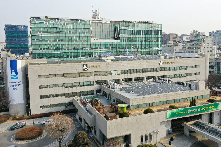 수원특례시청사 외경. 수원시청 제공